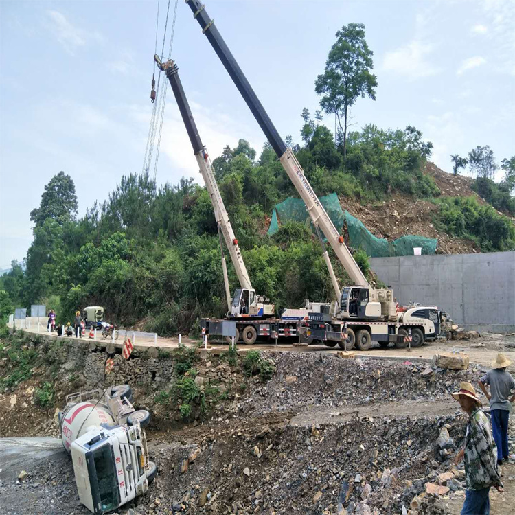 邛崃汽车掉沟里叫吊车救援要多少钱